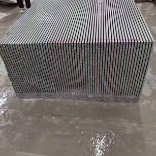 金昌芝麻白毛板荒料切割