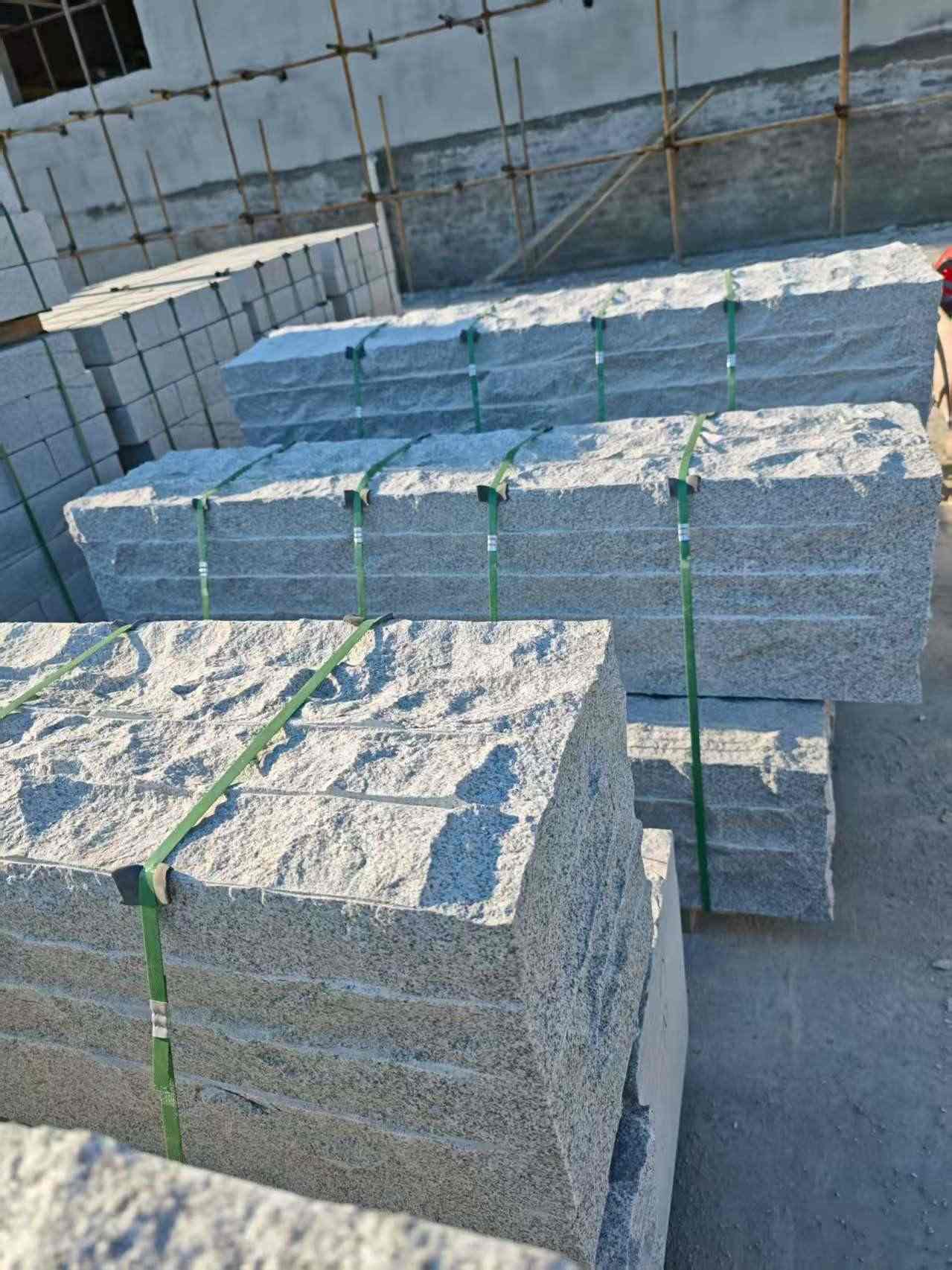 金昌芝麻白自然面整石 坐凳